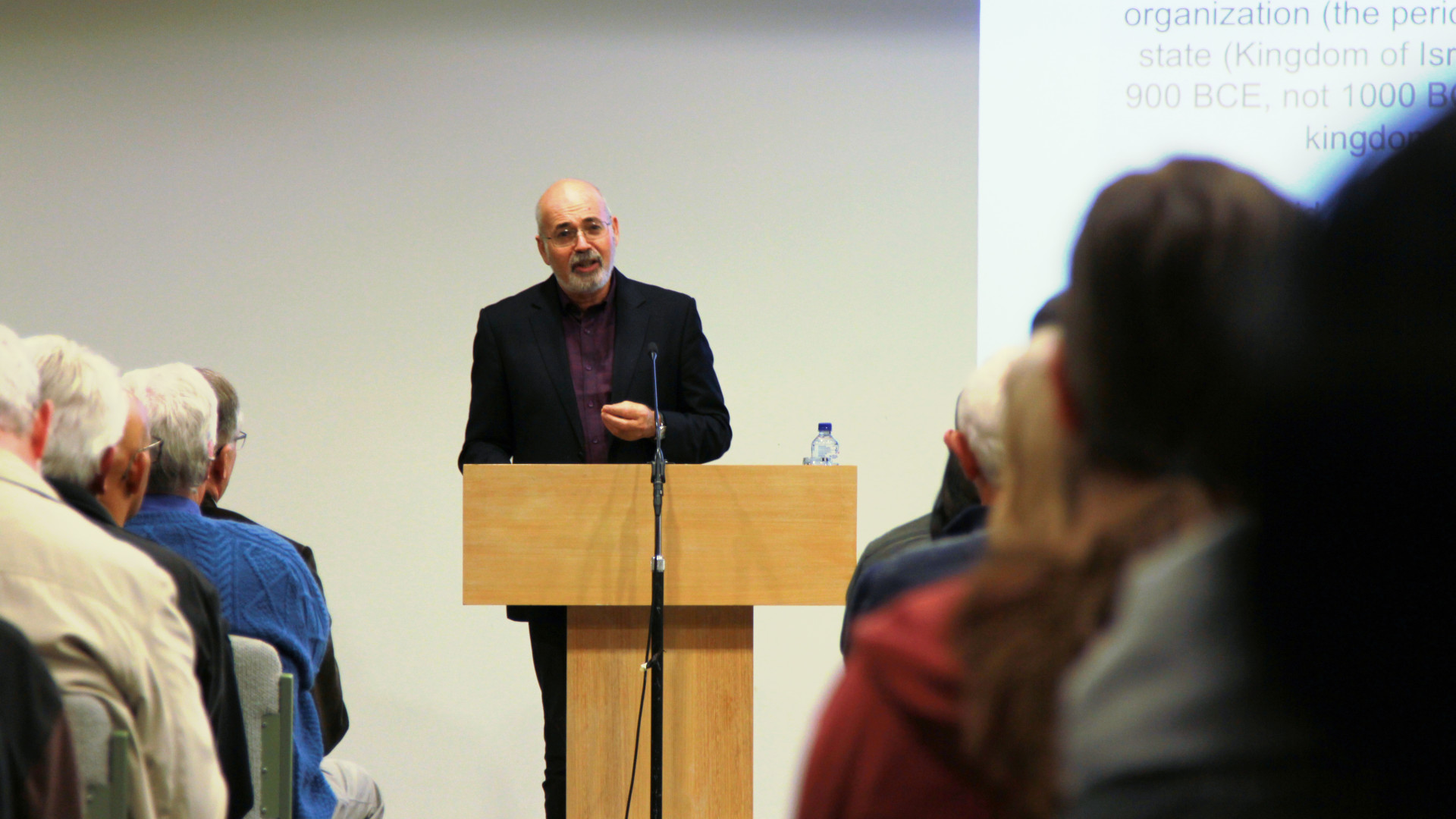 Yosef Garkinkel speaking to an audience